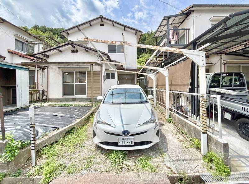静かな住宅街に佇む戸建て！駐車場・庭付きでゆとりある暮らしを