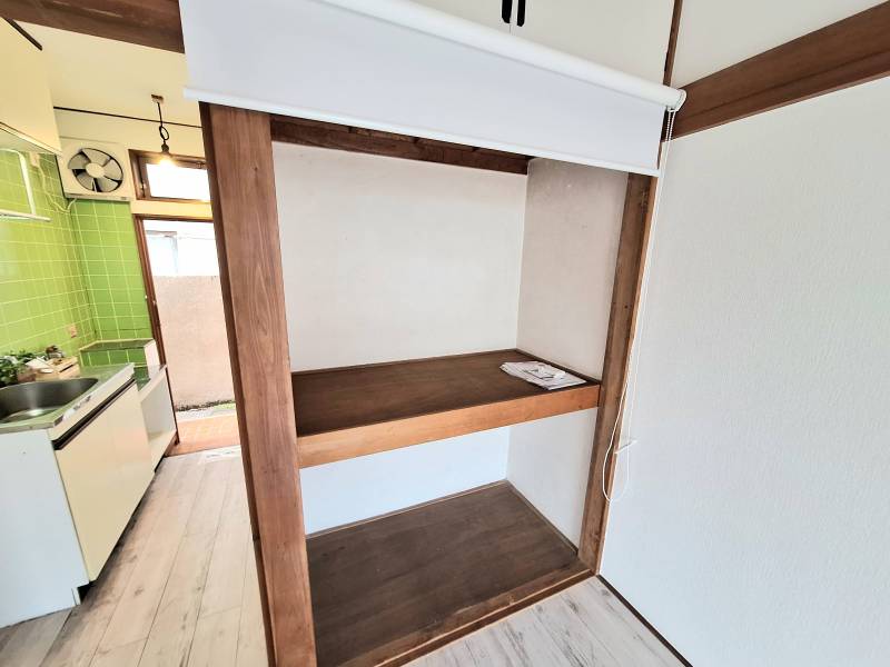 収納はロールカーテンです、プロジェクターあれば良い画面です