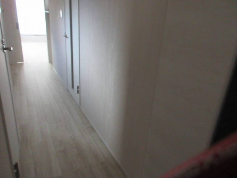 玄関からは靴や台所など、生活感は一切見えません。