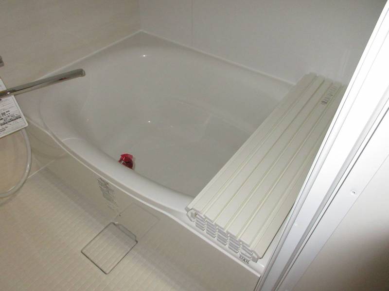 白基調の広いお風呂。