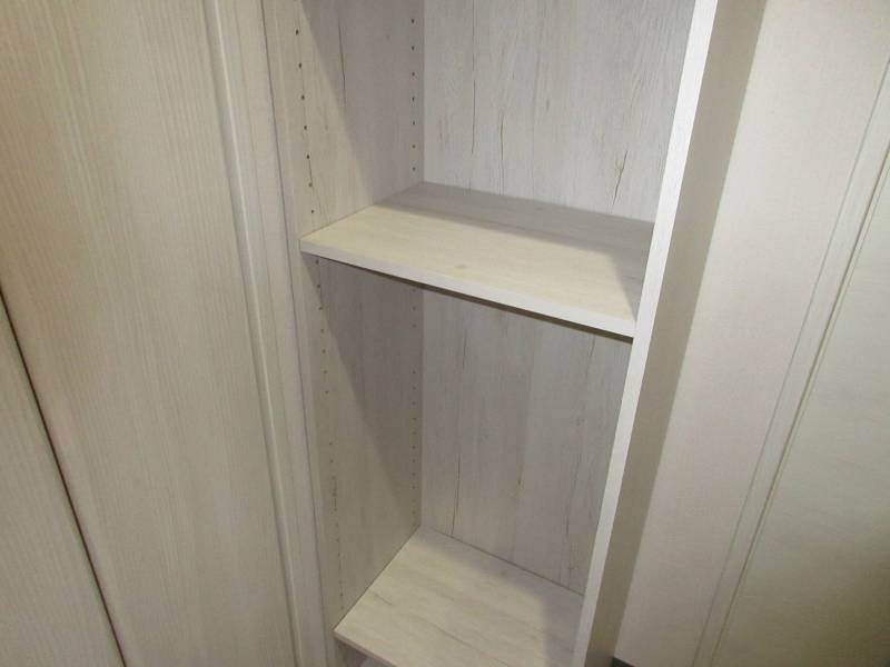 リネン庫。洗剤、タオル、下着、バスケット、体重計等収納用。