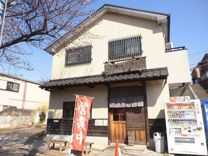 お隣には美味しいパン屋さんが！