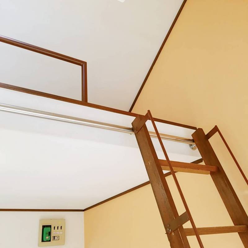 壁はテラコッタ風オレンジ