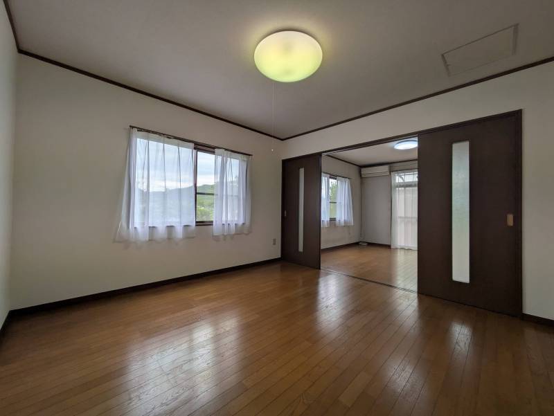 広い洋室で家族のびのび暮らせます。