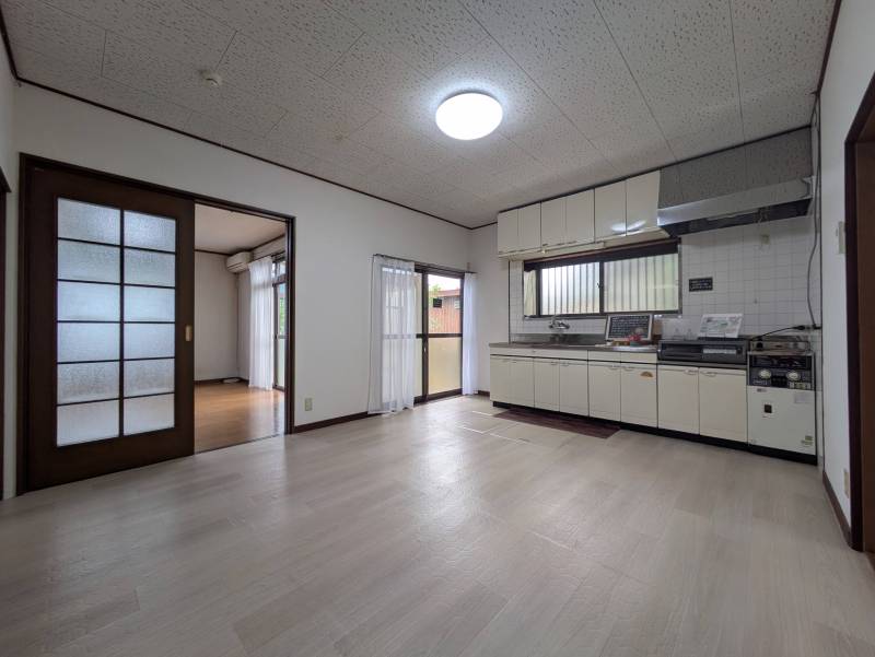 横長のキッチンでお子様と一緒に料理を楽しめます。