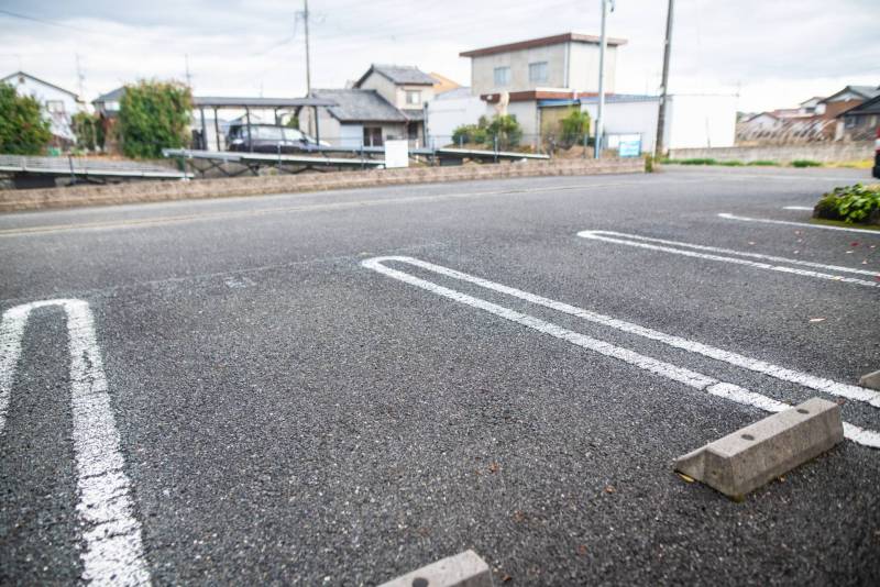 前に広い駐車場ですので、車庫入れが楽です。