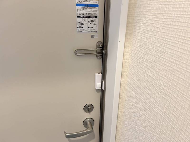 不審な開錠はスマホに通知。施開錠と同時に照明の点消灯可。