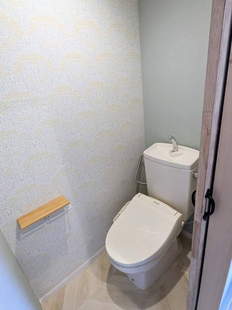 ウォシュレット付トイレ新設。モリスの弟子ダールのデザイン壁紙