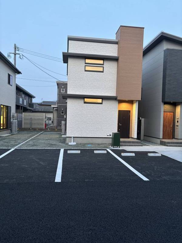 新築戸建⭐︎ 各駐車場5台可。専用庭、専用の宅配ボックスあり