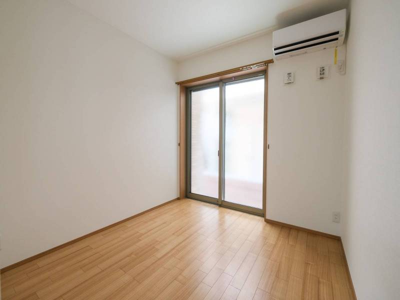 エアコンつきです。
リビング想定のお部屋です。