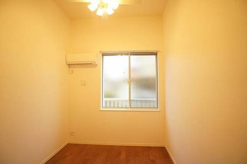 居室　天井にはファンがあります。