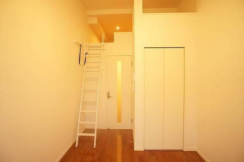 居室から見たキッチン、ロフト、クローゼット