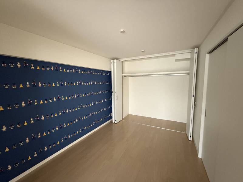 収納たっぷりクローゼット　上部に棚あります