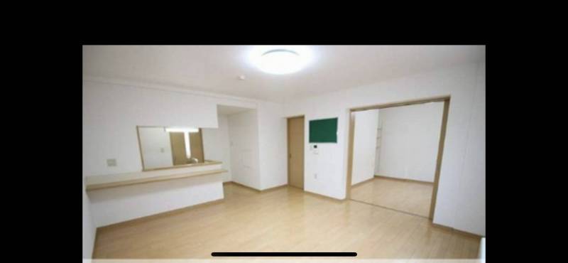 対面キッチン前に木カウンター付いてます♪