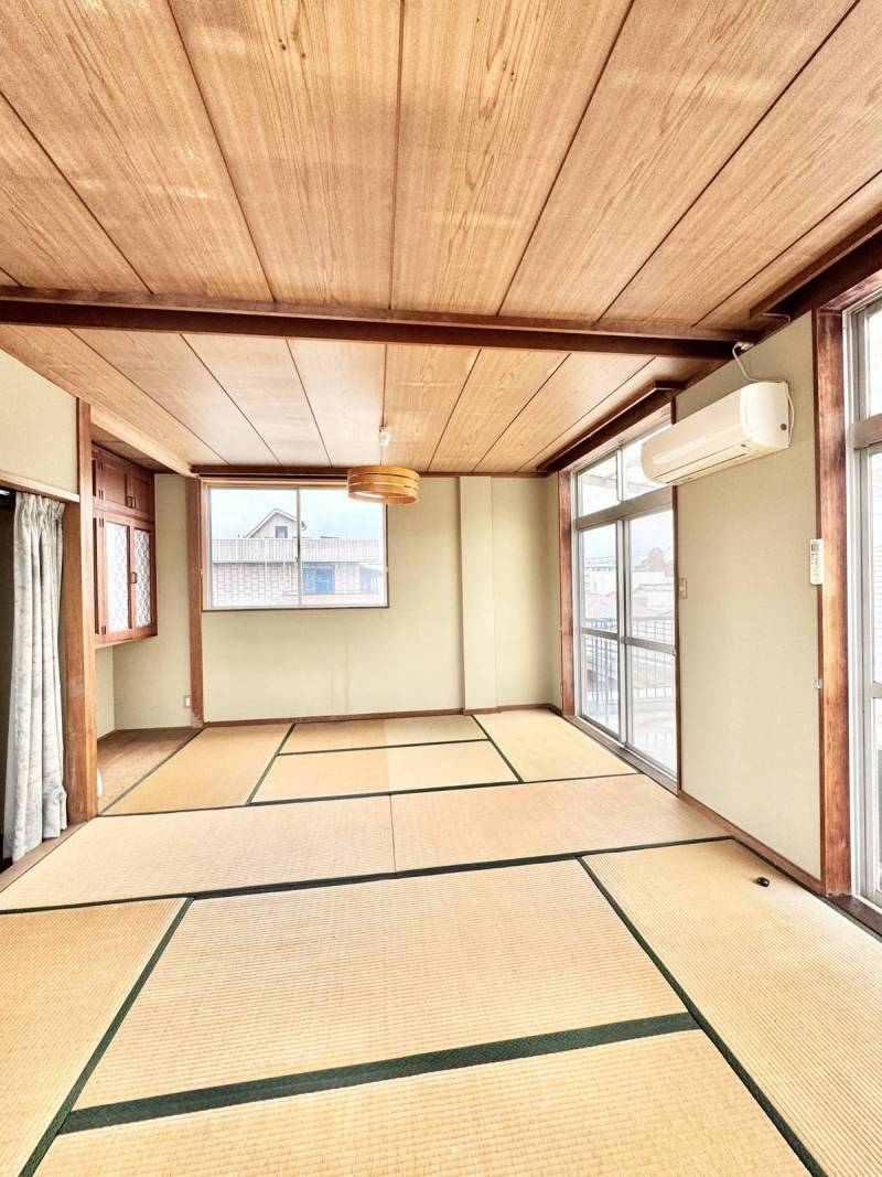 3階和室約12帖。ベランダ付きで開放的