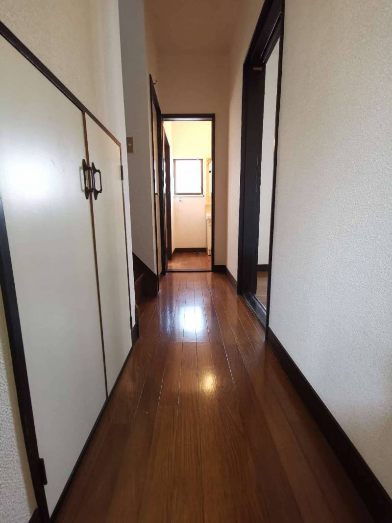 1階廊下、階段下に収納付き
