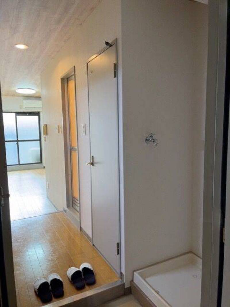 玄関を入るとすぐ洗濯機置き場。