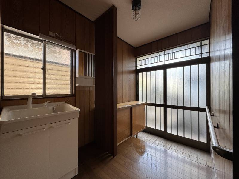 伸びるシャワー付きの独立洗面台。