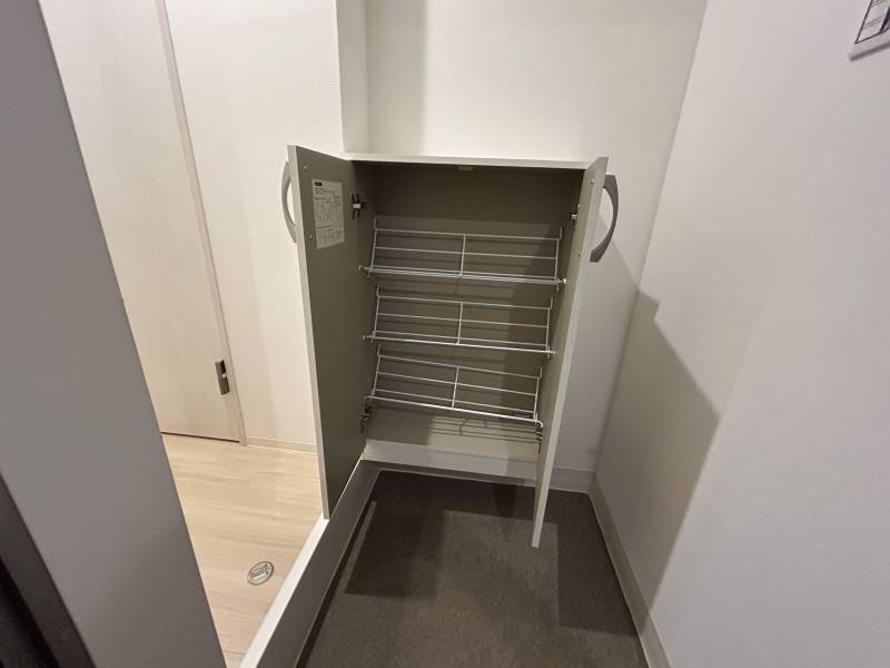 シューズボックス。結構な数がはいる。備え付けが嬉しい。