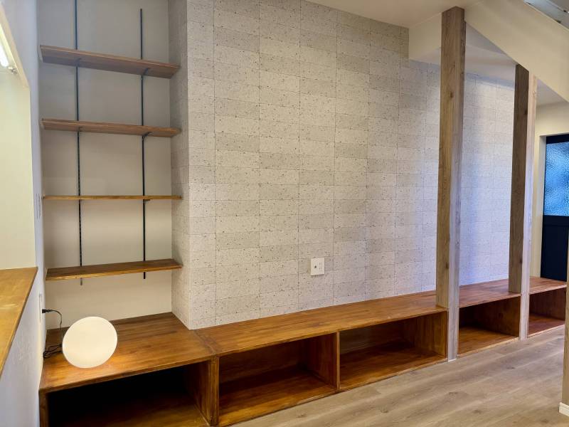 リビングにはベンチにも使えるテレビ台