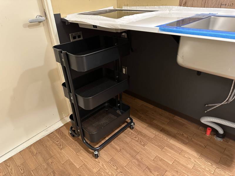 キッチン下に移動ラックの収納が可能