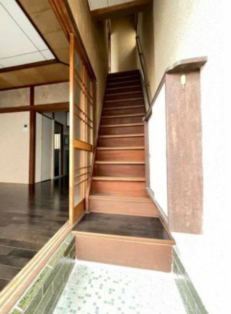 玄関（右手は靴箱）