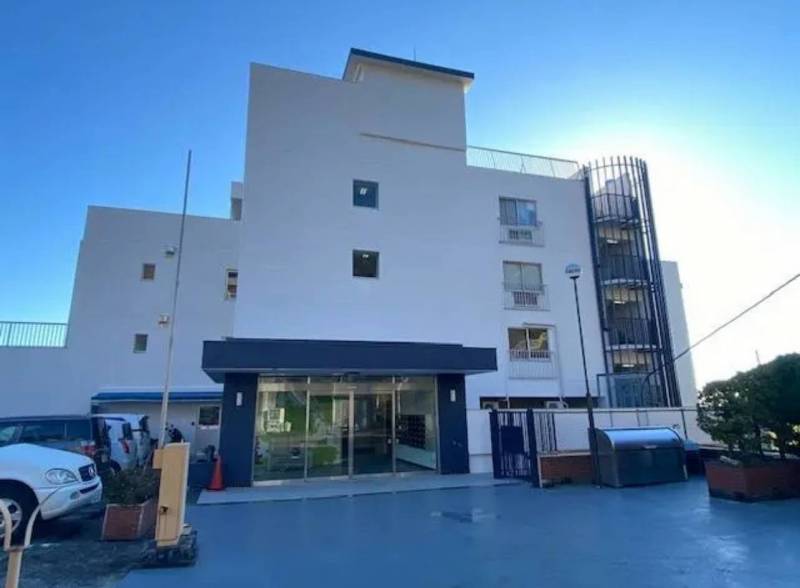 建物の入り口です。7階が地上階。
