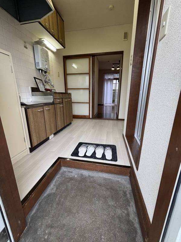 明るく開放感のある玄関。キッチンから洋室まで見渡せます