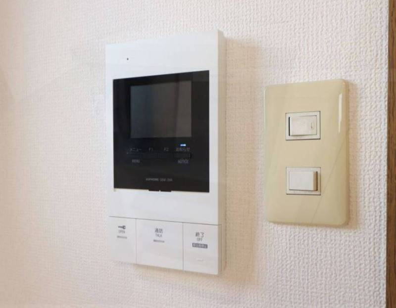 玄関オートロックと連動するTVモニターホンへ交換済です。