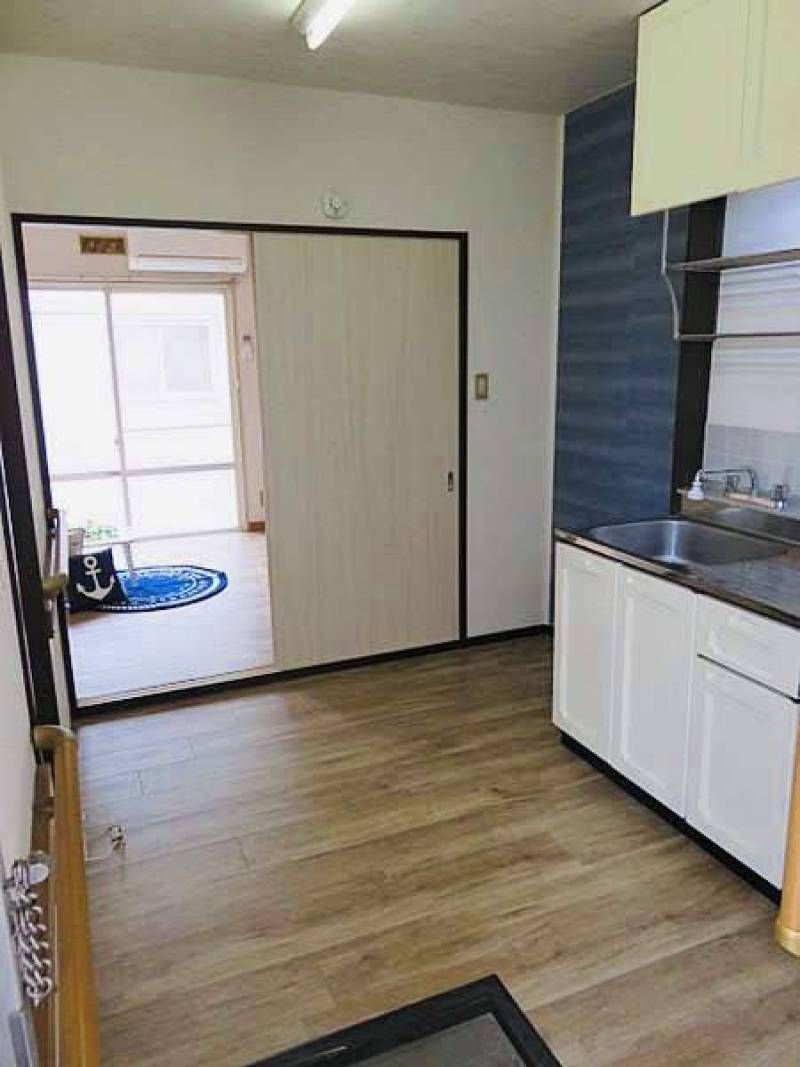 キッチン側のお部屋も広めでアクセントクロスもあります！