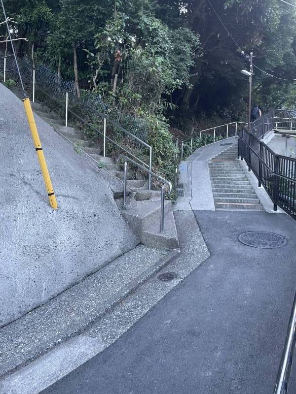 階段とスロープがあり、バイクや自転車が入れます。