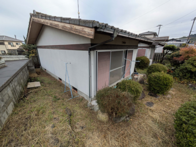 敷地内の南西方面から撮影した写真。
玄関の反対側。