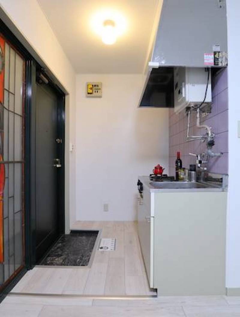 左が玄関、右がキッチン、奥には冷蔵庫置き場です。
