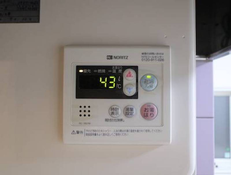 給湯器リモコン。排気は外へ強制排気されます。