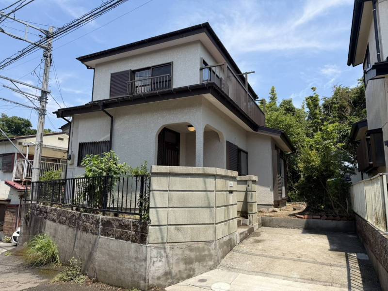 駐車場と専用庭付きです