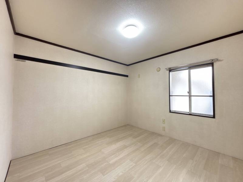 家具を合わせやすいシンプルな洋室