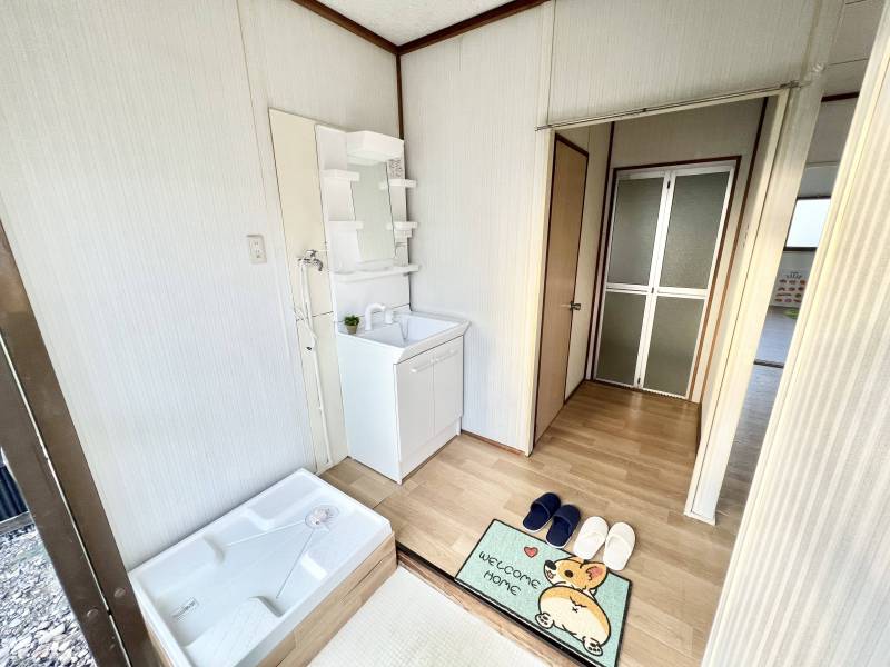 独立洗面所と室内洗濯機置場で朝の準備もラクラク