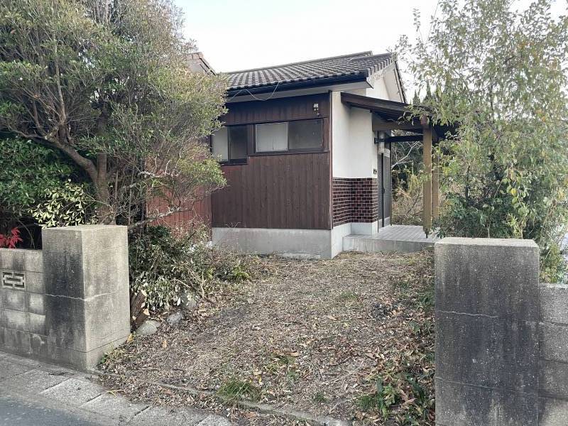 玄関前。軽四一台止めれます。