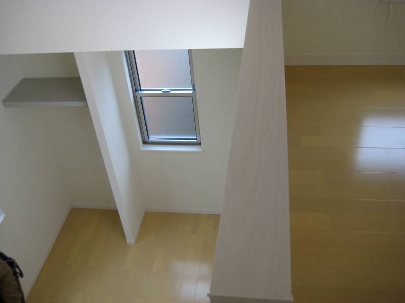 ロフトからの眺め
窓の左側は洋服掛けです