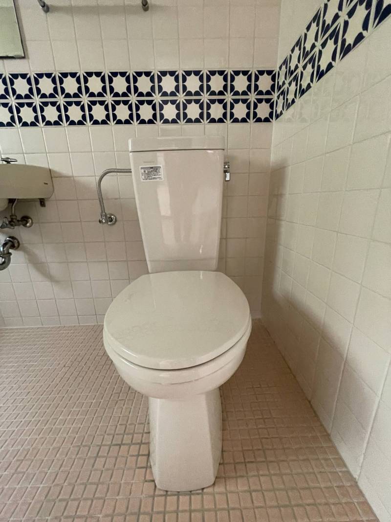トイレは清潔感のあるタイル仕上げ