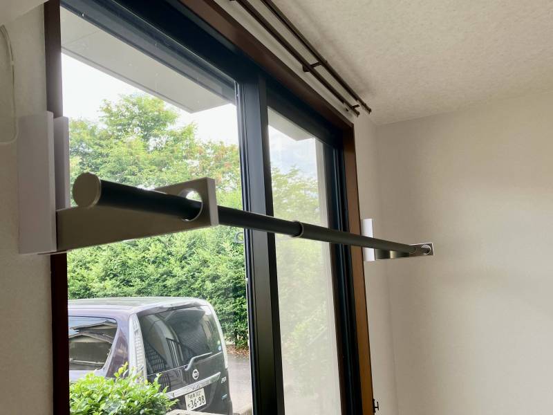 陽当たり抜群の掃き出し窓に、部屋干しセットをご用意しました。