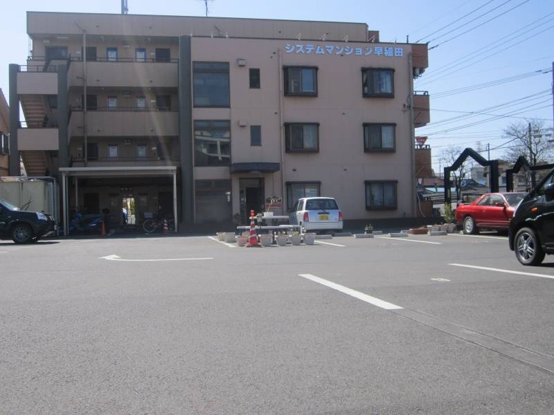 敷地内アスファルト敷き駐車場、３０台分