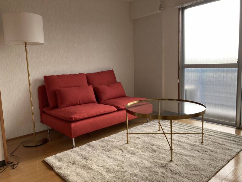 洋室7.5帖　新品IKEAソファーセット　新品エアコン。