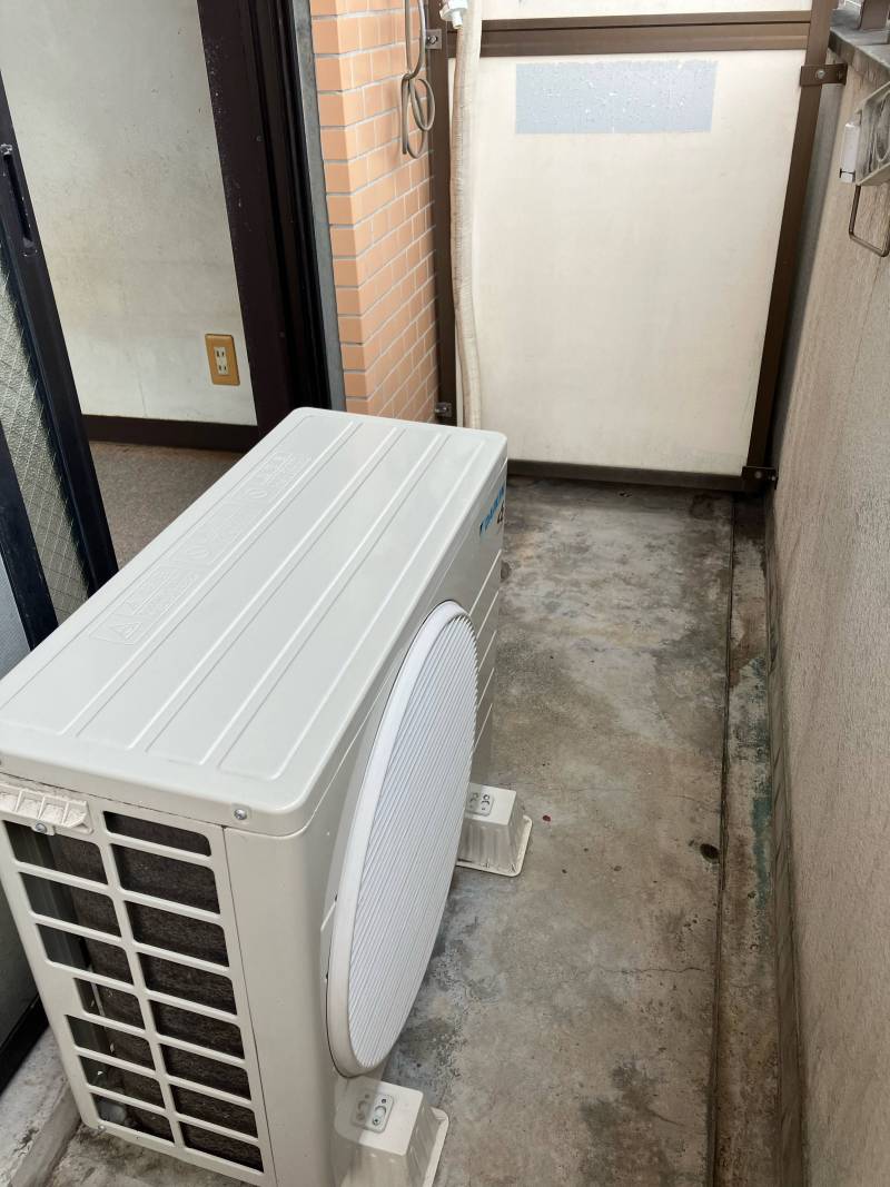 エアコン室内機がベランダにあります