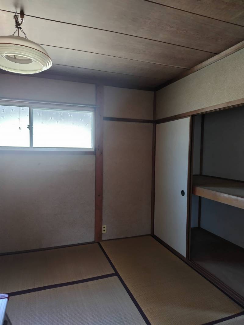 2階和室。押し入れ収納可能