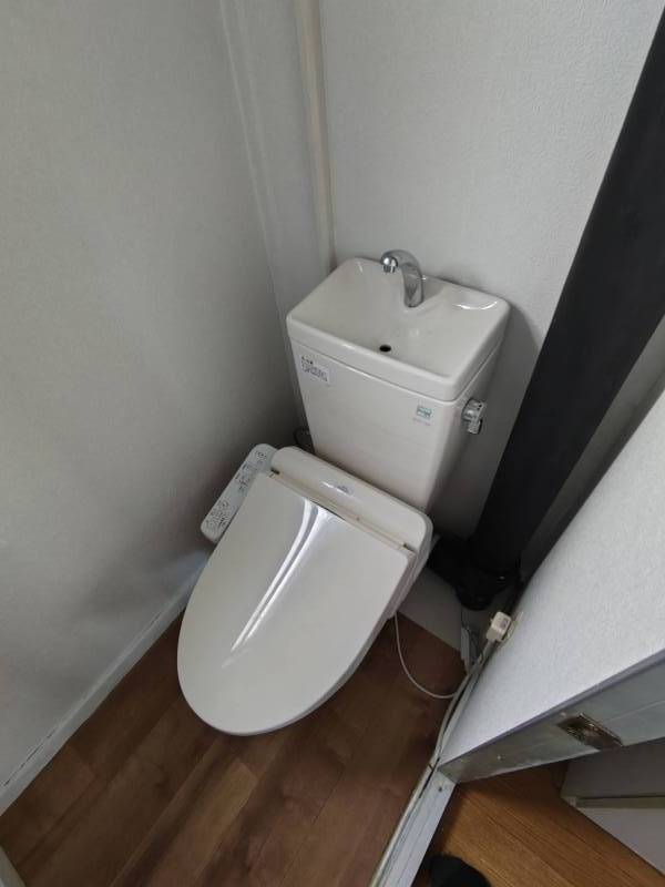 温水洗浄暖房便座付き！トイレ内装もリフォーム済み