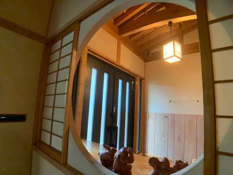 廊下から見た玄関です。広い玄関があります。