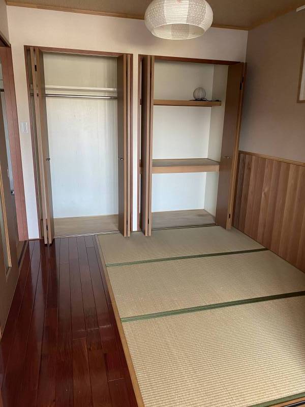 押入とクローゼット付の、心落ち着く畳の和室。