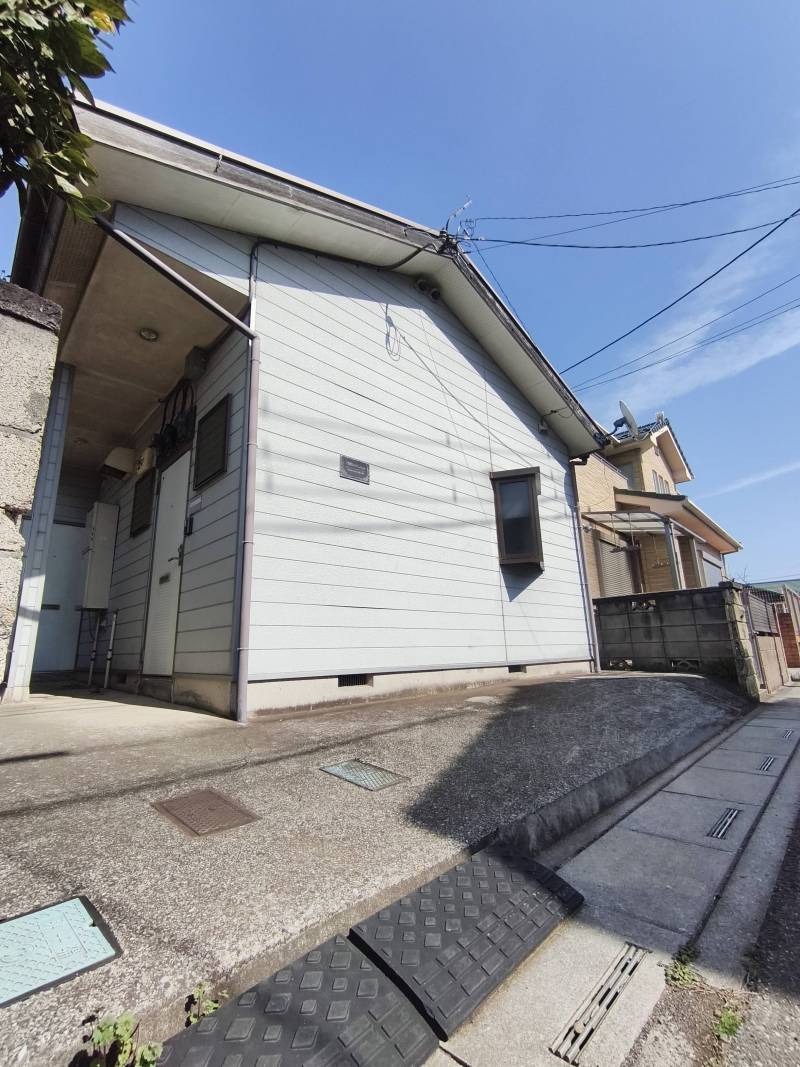 スカイブルーの
明るい外観です