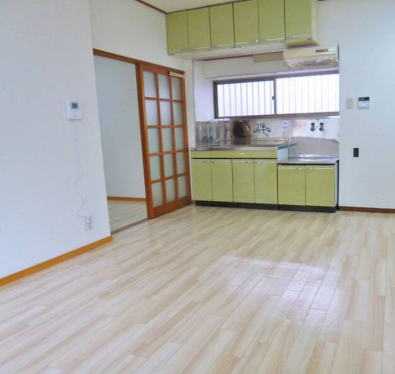 広々LDK、床もピカピカ。